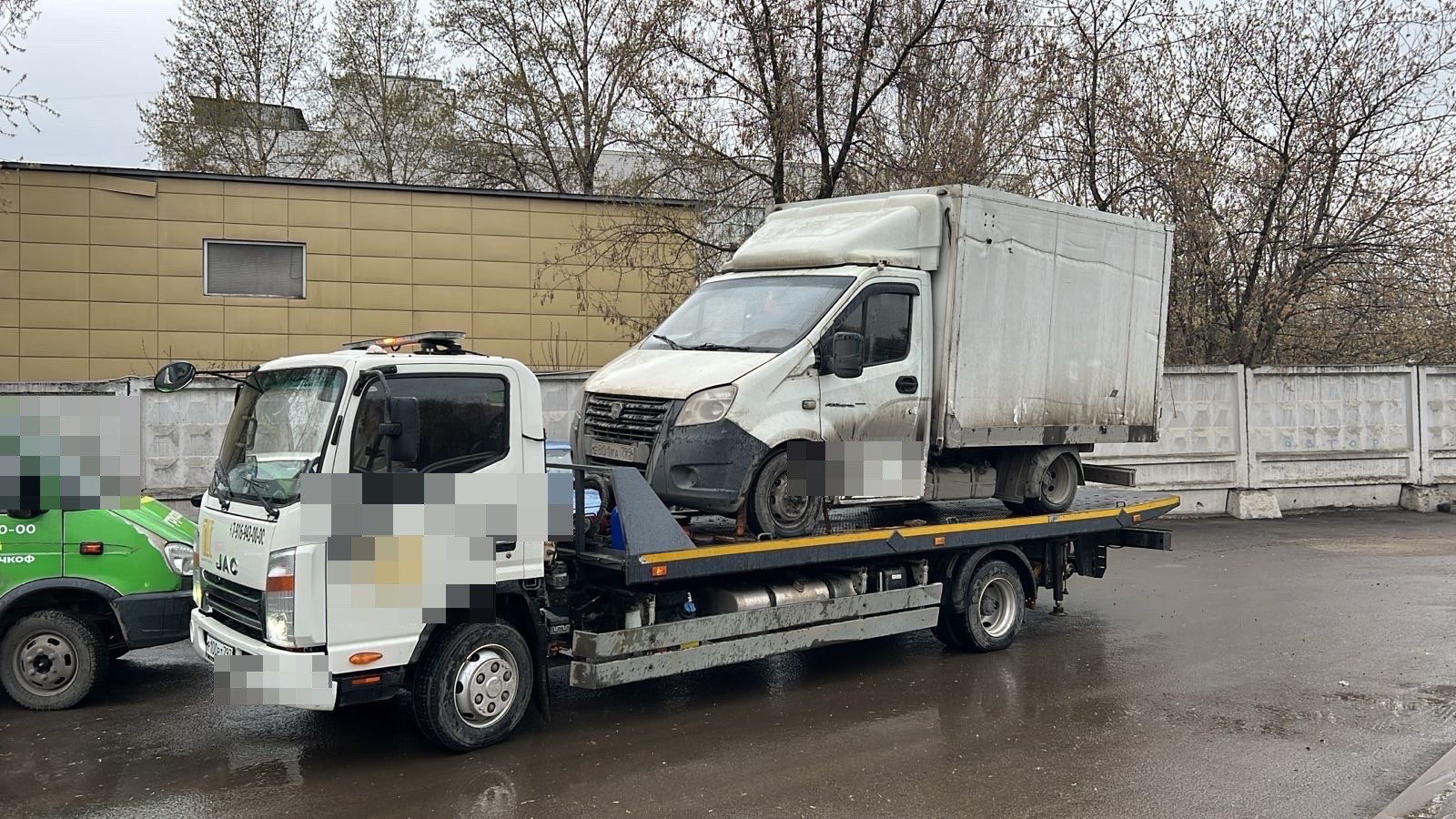 Перевозка грузового автомобиля на эвакуаторе