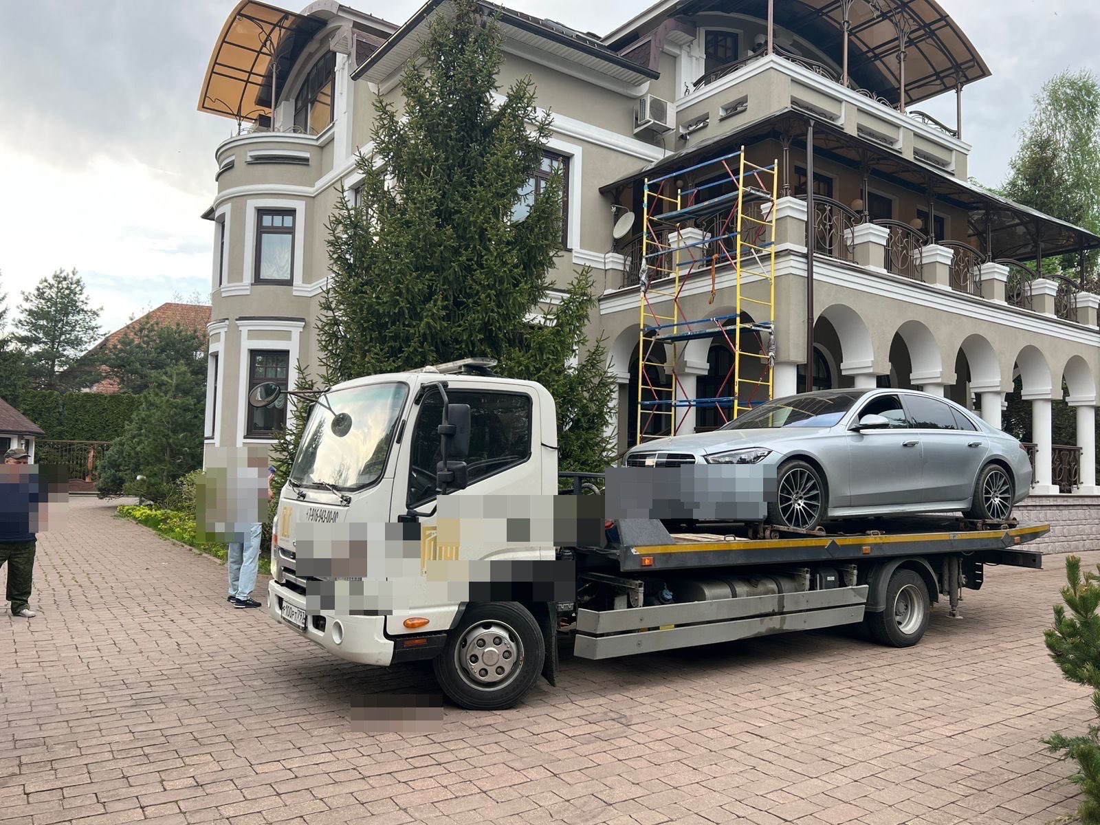 Перевозка премиального автомобиля на эвакуаторе